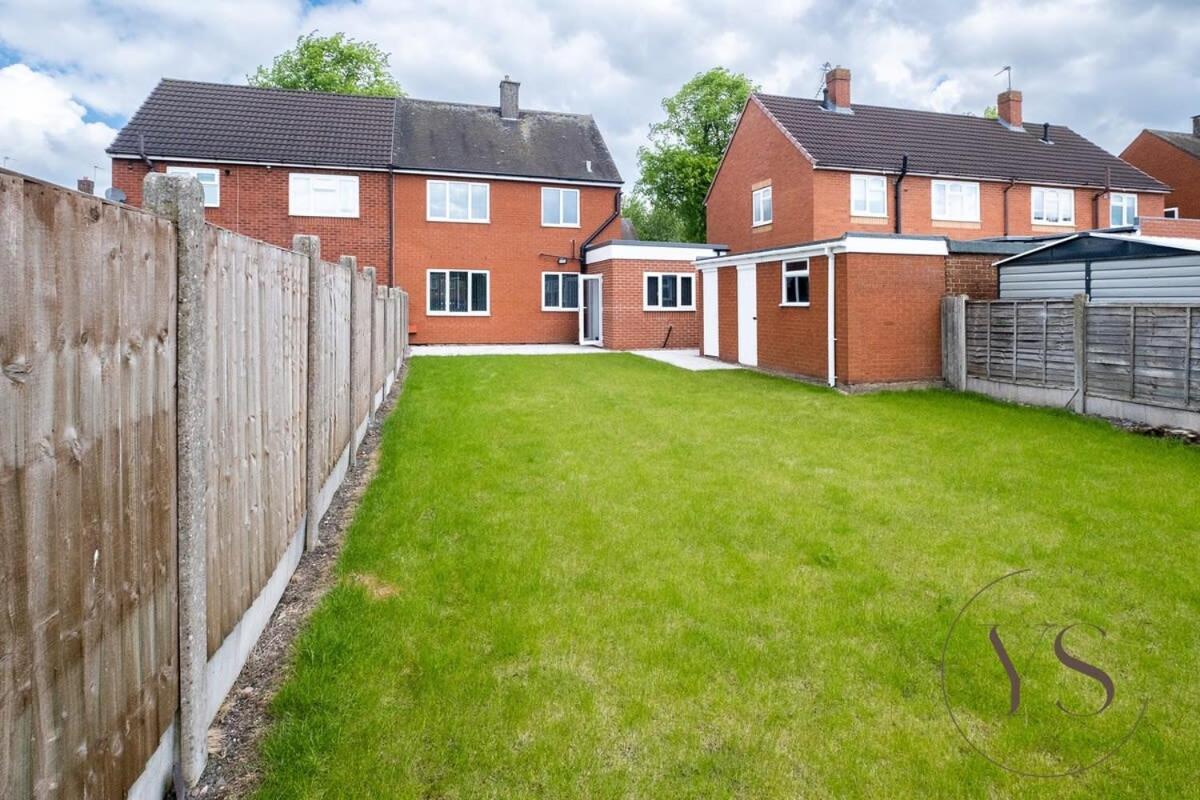 Stylish 3Br Home - Beautiful Garden - Parking West Bromwich Exterior photo